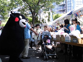 そうめん祭りに登場するくまモン